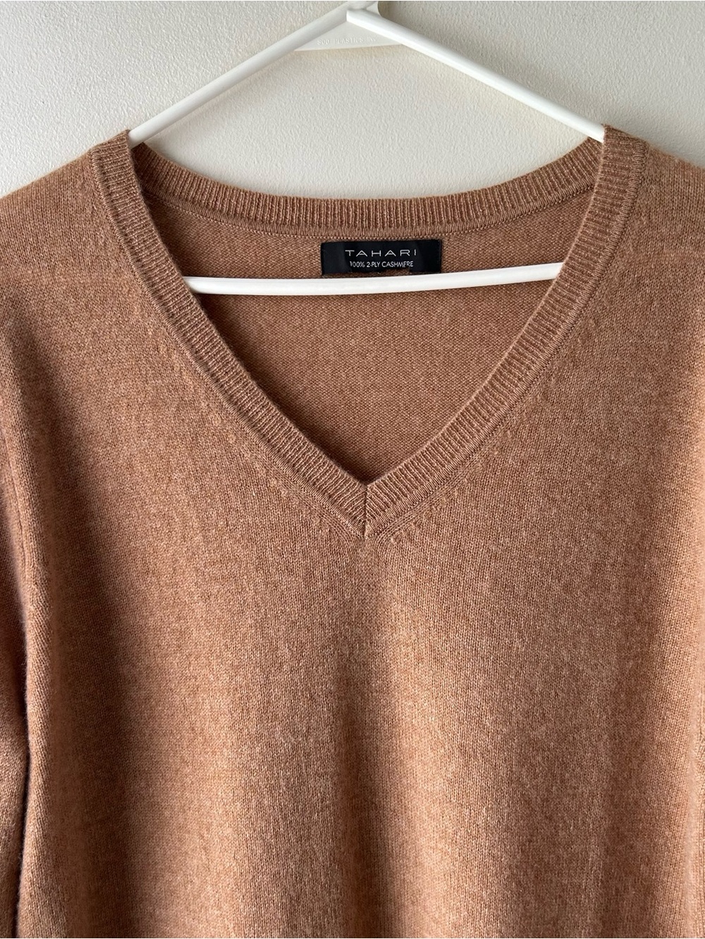 Tahari 100% 2-Ply Cashmere V-Neck Sweater Tan Camel Brown L - Picture 3 of 6